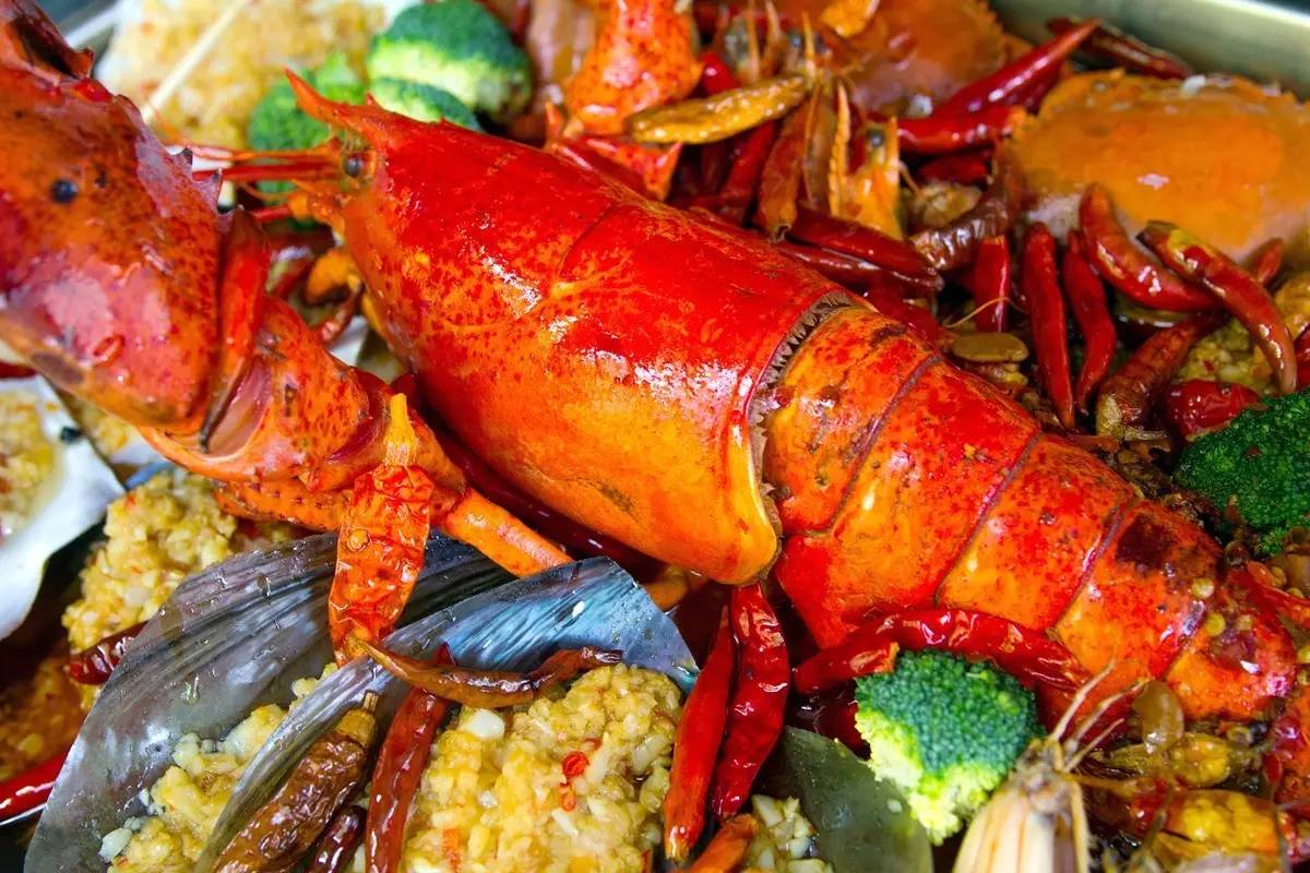 宵夜最能聯絡感情的，是這條巨型霸氣海鮮航母！